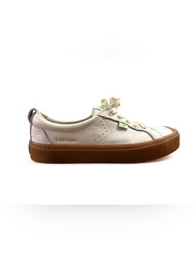 Cariuma White Leather Low-Top Sneakers with Gum Toe Cap – Women’s US 7.5